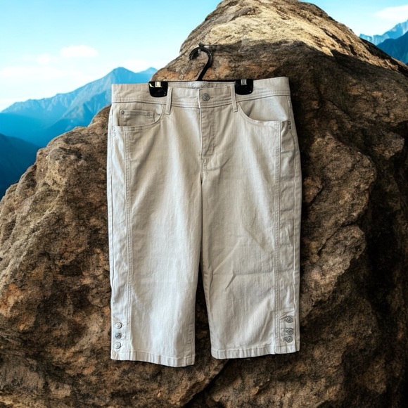 Gloria Vanderbilt All-Around Slimming Effect Beige Denim Capris - Picture 15 of 15